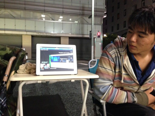 Illustration for article titled Tokyo Man Already Lined Up for the iPhone 5S